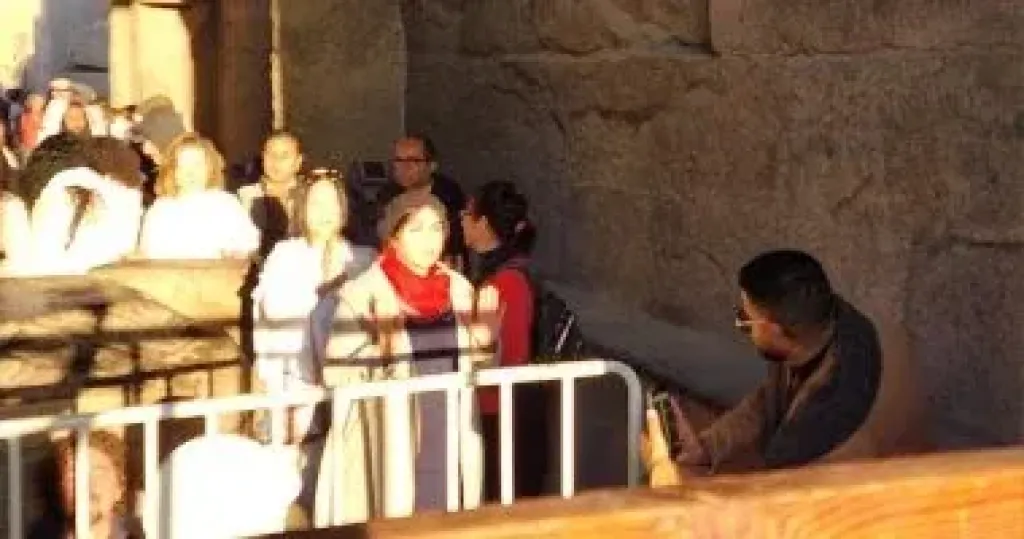 سياح العالم يستمتعون بتعامد الشمس على مقصورة قدس الأقداس بمعابد الكرنك