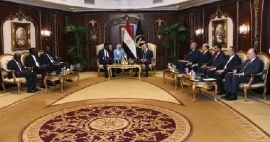 وزير الداخلية يبحث مع وزير الخارجية بجنوب السودان تعزيز التعاون المشترك