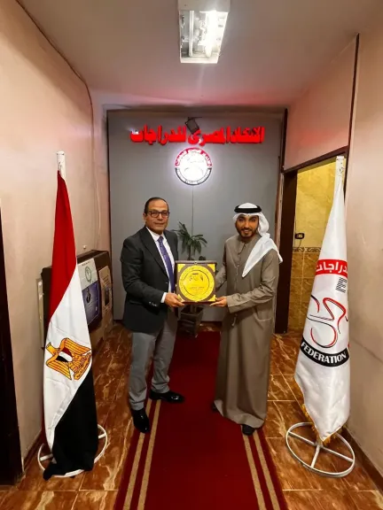 الدكتور ياسر الدوخي يسلّم درع التفوق للاتحاد المصري للدراجات ويشيد بإنجازاته العربية