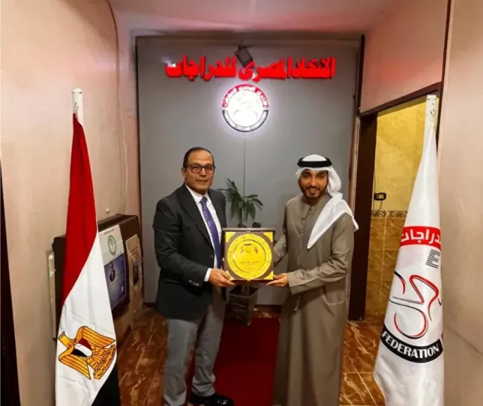 الدكتور ياسرالدوخي يسلّم درع التفوق للاتحاد المصري للدراجات ويشيد بإنجازاته العربية