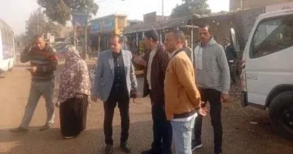رئيس مركز ومدينة العياط يتابع أعمال النظافة بطريق مصر أسيوط السريع