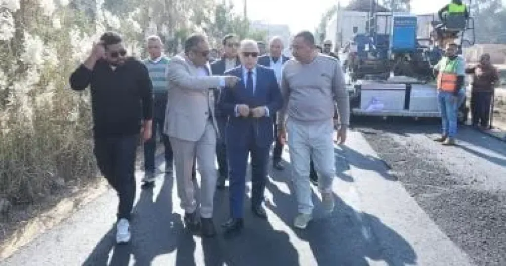 محافظ كفر الشيخ يتفقد أعمال الرصف بطريق كوبري الزاوية – الفيروز بالرياض