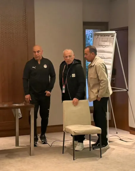 هاني أبو ريدة يجتمع بالمنتخب قبل مواجهة زيمبابوي غدًا