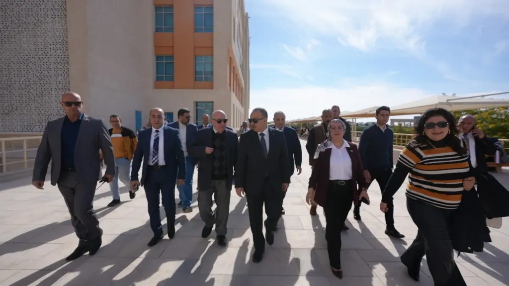 محافظ أسيوط يفتتح معرض ”الشفرة” بجامعة بدر ويشيد بإبداعات طلاب