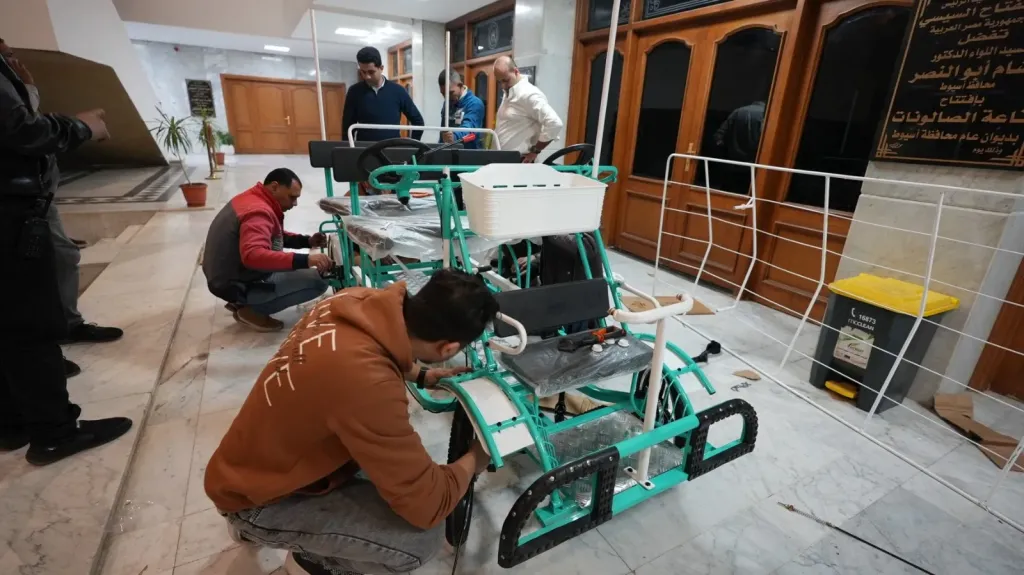 محافظ أسيوط يتفقد نموذجًا لمركبة نقل خفيفة صديقة للبيئة كبديل آمن للتوك توك