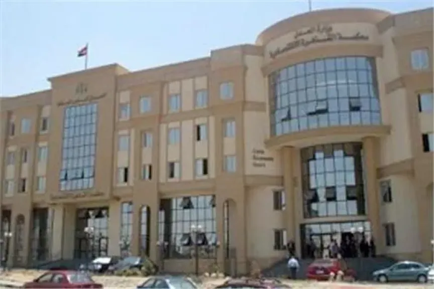 هددت والدة زميلة ابنتها عبر الواتس.. تغريم سيدة 20 ألف جنيه في قنا