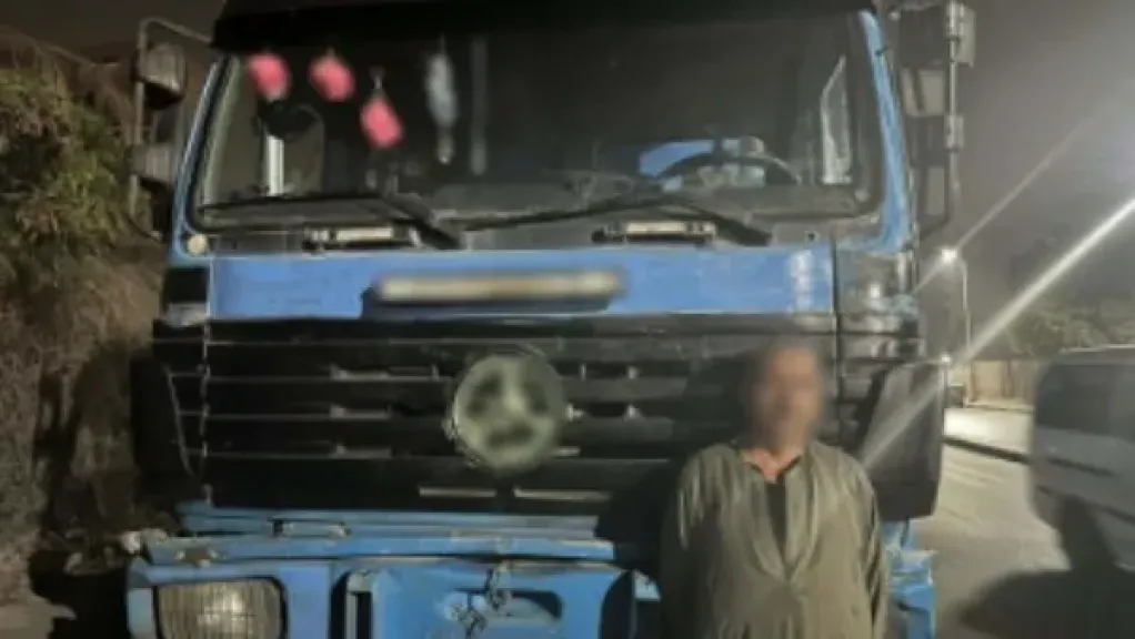 القبض على سائق سيارة نقل ..غير لون السيارة للتهرب من الشرطة