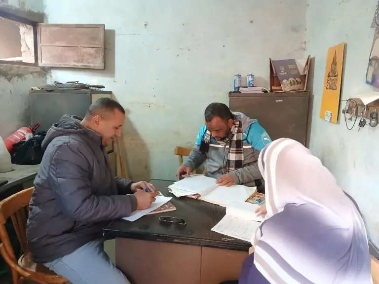 مراجعة دفاتر الحضور والانصراف لضمان الانضباط الإداري بسمسطا