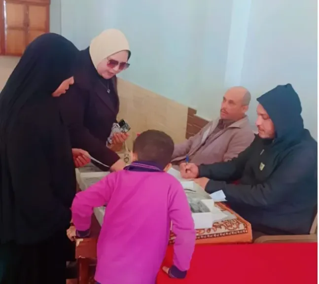 الكشف الطبى على 451 مواطن وتوزيع نظارات طبية وأسطوانات غاز وسلع غذائية بأسعار مخفضة بالبحيرة