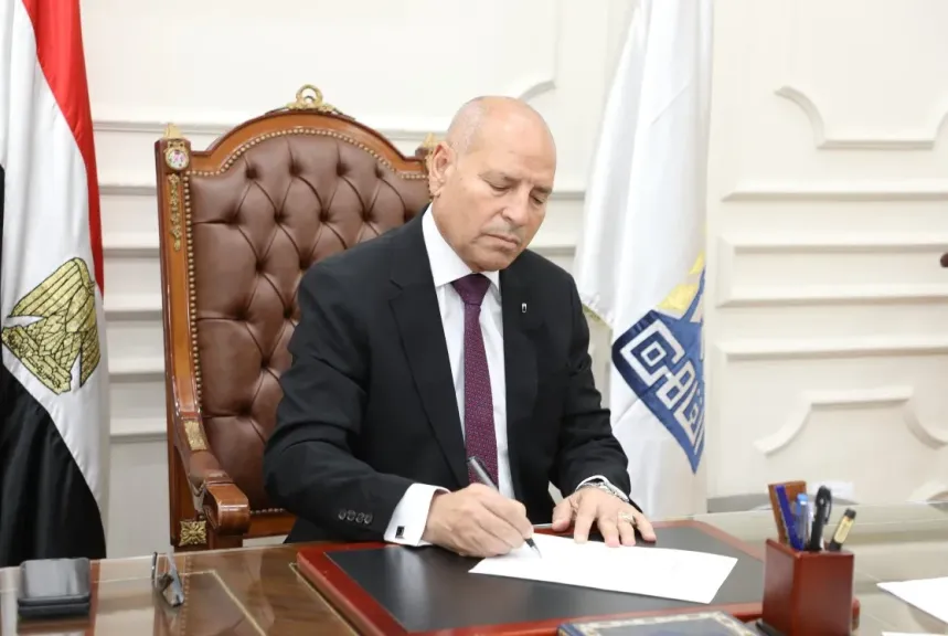 غرامة 5000 جنيه لعدم الالتزام.. محافظ القاهرة يلزم اصحاب المحلات بوضع صندوق قمامة