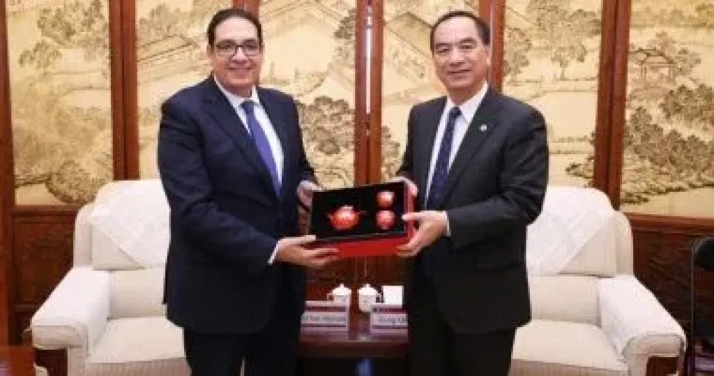 رئيس جامعة القاهرة يجري سلسلة لقاءات رفيعة المستوى بالصين لتعزيز التعاون