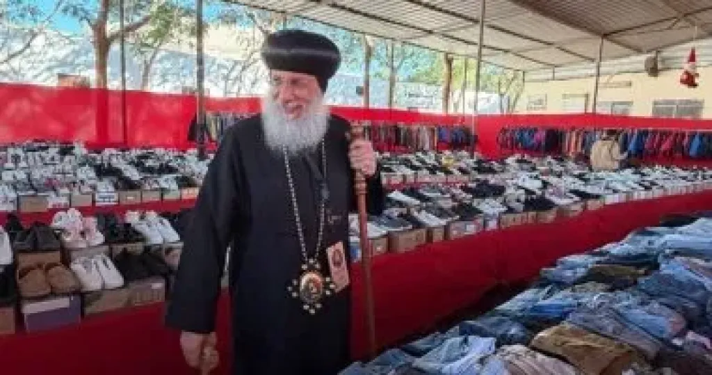 أسقف إيبارشية شرق المنيا يفتتح معرض ملابس ”إخوة الرب” لعيد الميلاد