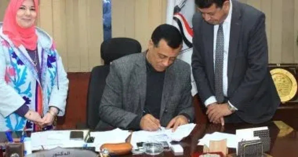 مدير تعليم سوهاج يعتمد نشرات مديري ووكلاء المدارس للمرحلتين الابتدائية والإعدادية