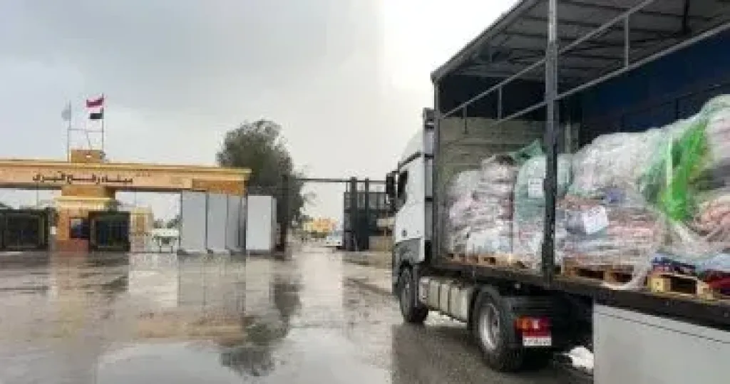 الهلال الأحمر يطلق القافلة الـ 100 لدعم أهالي غزة