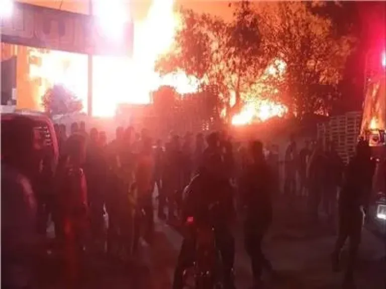 12 سيارة إطفاء تحاصر حريق مخزن أخشاب مؤسسة الزكاة.. وفصل الكهرباء