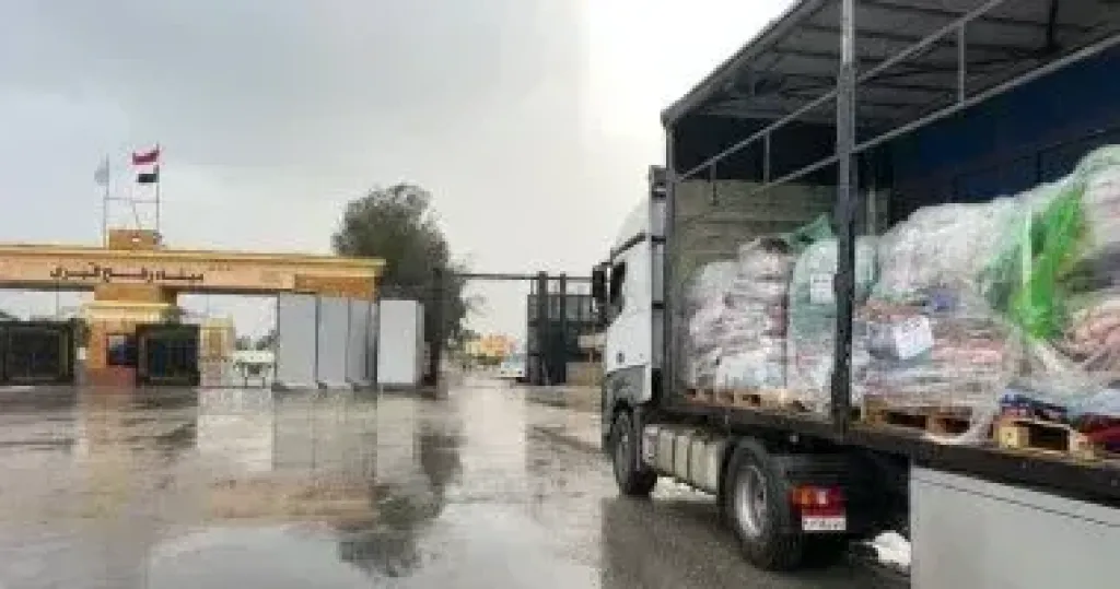 قافلة المساعدات الـ100 تدخل إلى الفلسطينيين بقطاع غزة