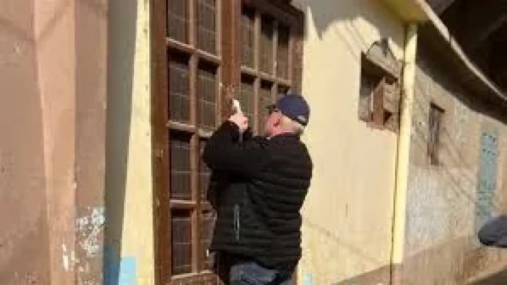 غلق محال مخالفة لاشتراطات السلامة والصحة المهنية بالزرقا في دمياط