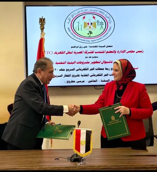 نقل الكهرباء توقّع عقد تنفيذ خطوط ربط محطات الجر لمشروع القطار الكهربائي السريع بجهد 220 ك.ف