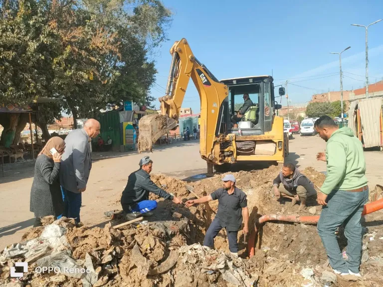 رئيس مركزبلبيس يتفقد أعمال تصليح خط مياه بميدان المحطة بالشرقية