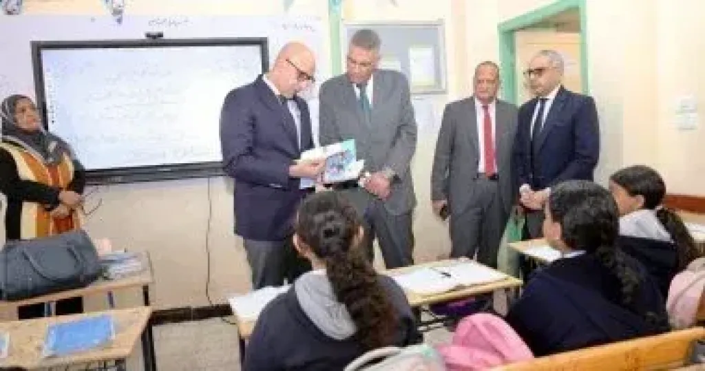 وزير التعليم يفاجئ بني سويف ويتابع نتائج الامتحان التجريبي في البرمجة