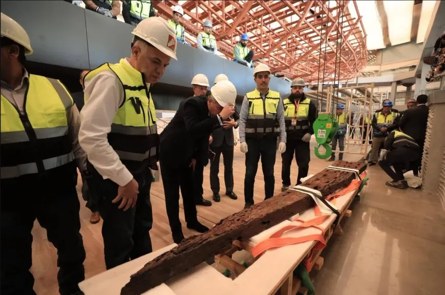 وزير السياحة يشهد تثبيت أول قطعة خشبية على الهيكل الخاص بإعادة تركيب مركب الملك خوفو الثانية|صور