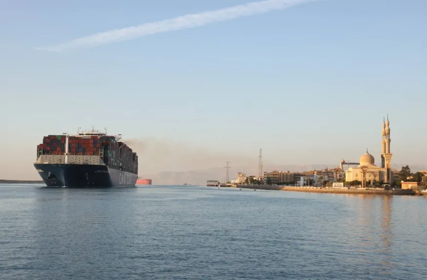 لأول مرة منذ عامين.. قناة السويس تشهد عبور أكبر سفينة حاويات عملاقة في العالم CMA CGM JACQUES SAADE |صور