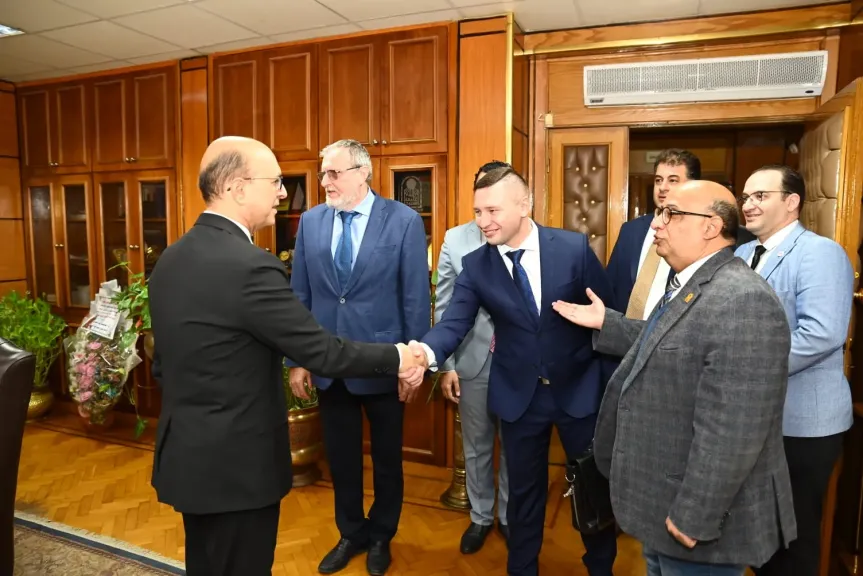 المنشاوي يستقبل القنصل العام الروسي بالغردقة في زيارة ودية لجامعة أسيوط