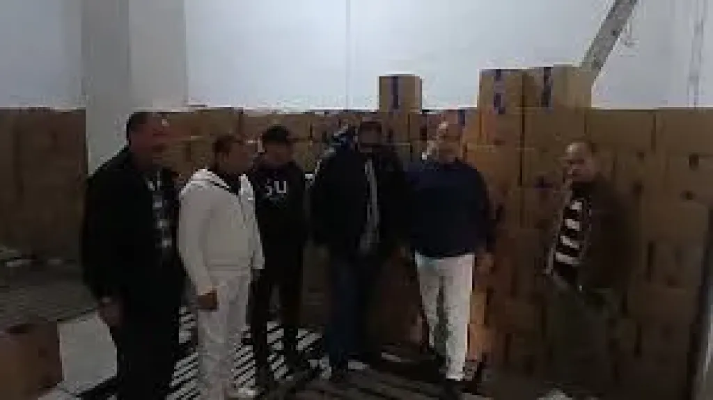 ضبط 21 طن مواد غذائية مجهولة المصدر بكفر الدوار