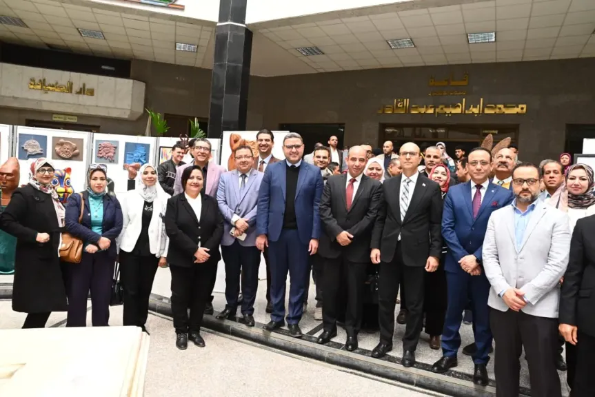 المنشاوي يفتتح المعرض الفني لخريجي كلية الفنون الجميلة ضمن فعاليات اليوم العلمي