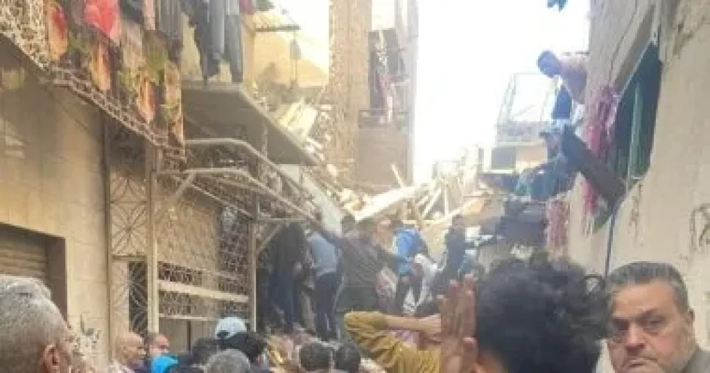 فصل التيار الكهربائى عن موقع انهيار عقار من 4 طوابق فى إمبابة