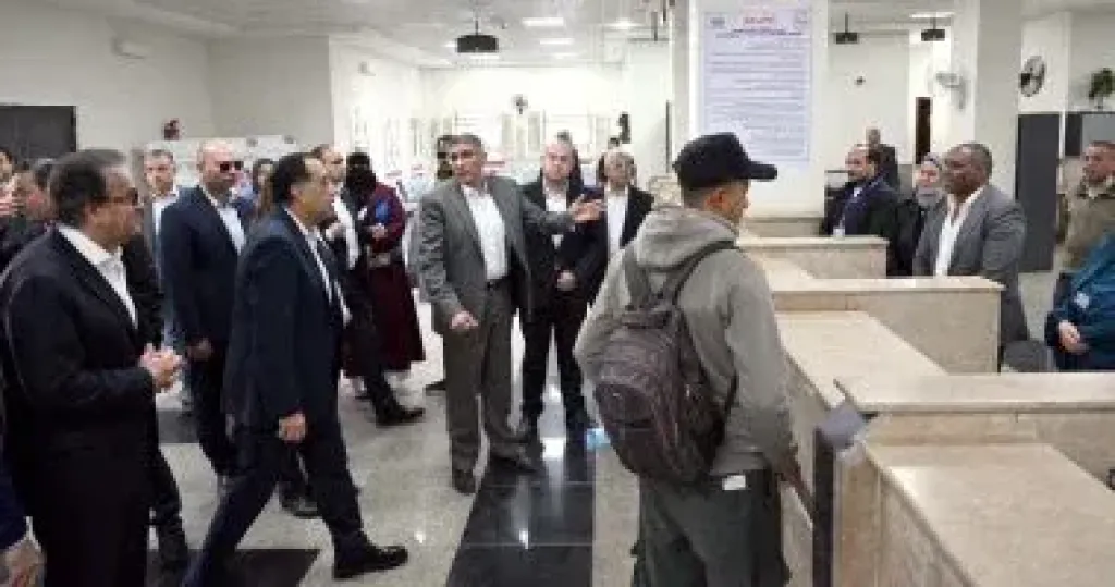 رئيس الوزراء يتفقد مجمع خدمات المواطنين ”تحيا مصر” بقرية ”الودى” بالصف