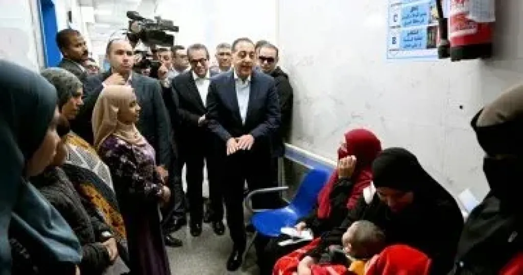 رئيس الوزراء يجرى حوارا مع المواطنين بمركز طب الأسرة فى قرية الفهميين