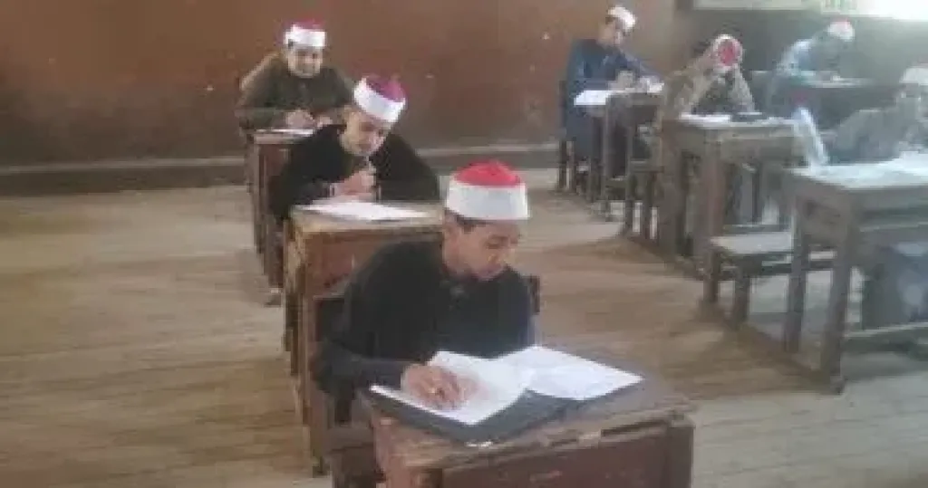 طلاب النقل ثانوى أزهرى يؤدون امتحاناتهم فى الحديث والهندسة والبلاغة اليوم