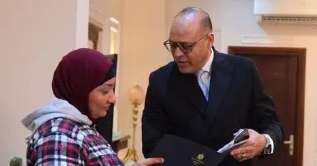 وزير العمل يوفر إعانة مالية وفرصة عمل لسيدة نشرت فيديو للتخلى عن أبنائها