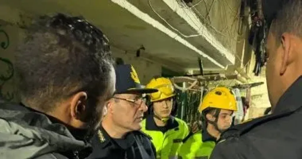 اخلاء عقار من 6 أسر بسبب انهيار سقف مطبخ وحمام على طابقين بالزاوية الحمراء.. صور