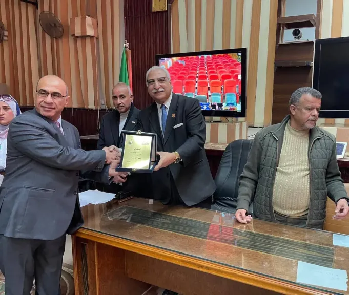 مصطفى عبده  مدير  تعليم القليوبية يُكرم رموز ”النموذج الإيجابي”