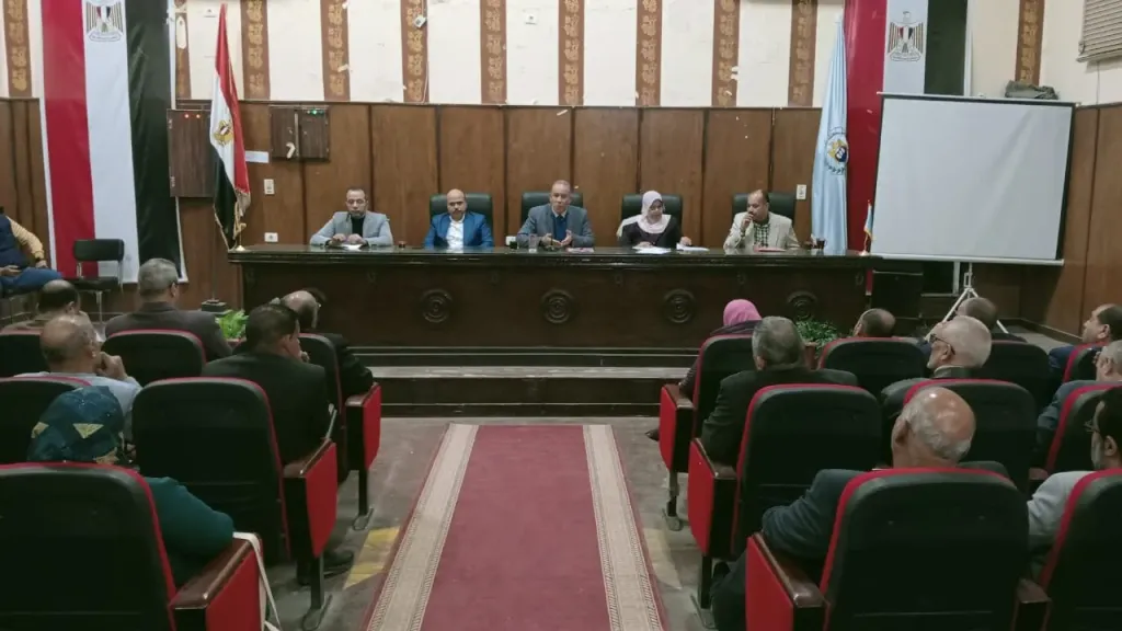 مدير تعليم أسيوط يناقش استعدادات امتحانات الفصل الدراسي الأول للعام