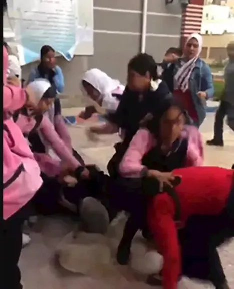 مشاجرة طالبات وولية أمر