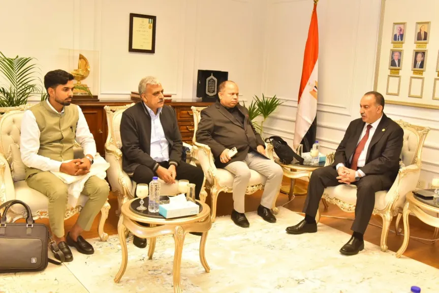 محافظ أسيوط يستقبل وفد إحدى الشركات الهندية لبحث توطين تكنولوجيا