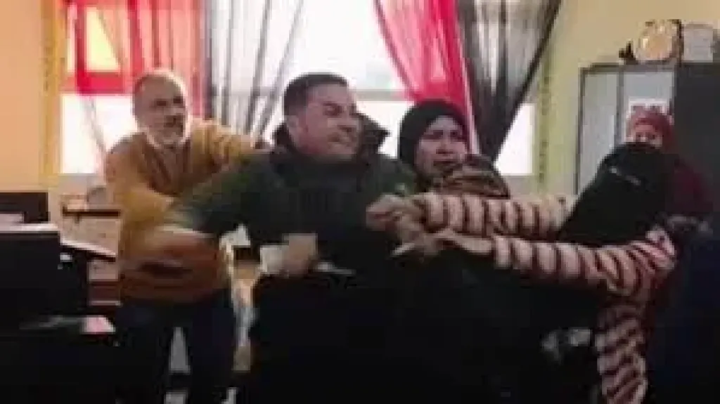 استئناف محاكمة المتهم بالتعدي على معلم بمقص في الإسماعيلية اليوم