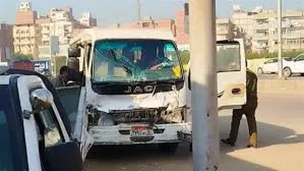 وفاة شخص في حادث تصادم سيارة تابعة لمجلس مدينة شبرا الخيمة بميكروباص