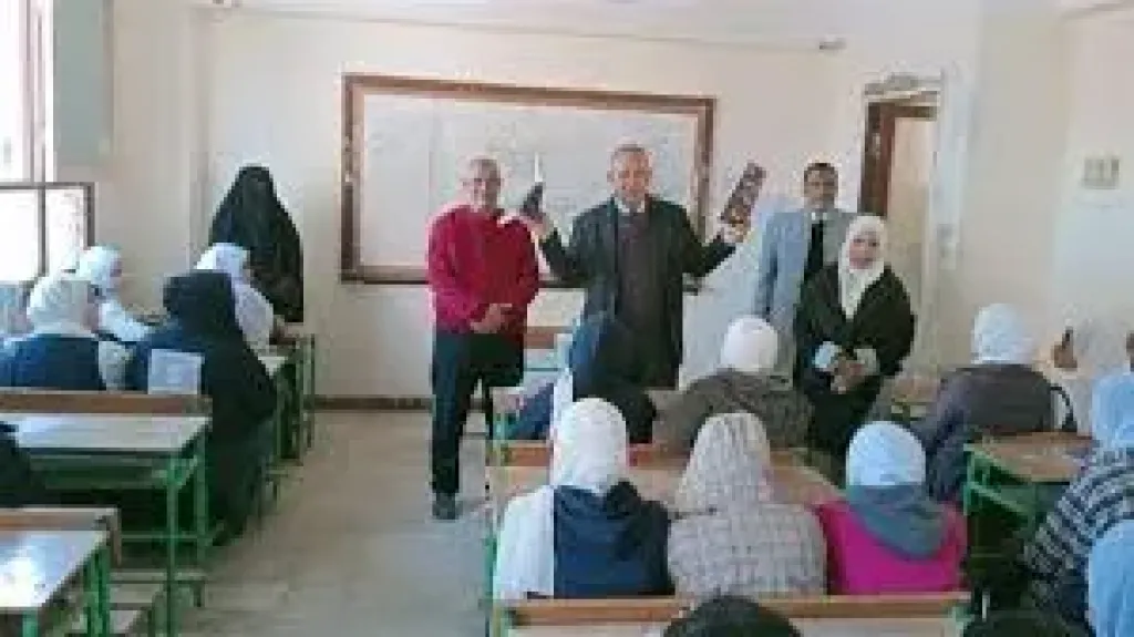 وكيل التعليم بأسيوط يتابع تدريب طلاب الإعدادية على امتحانات البوكلت