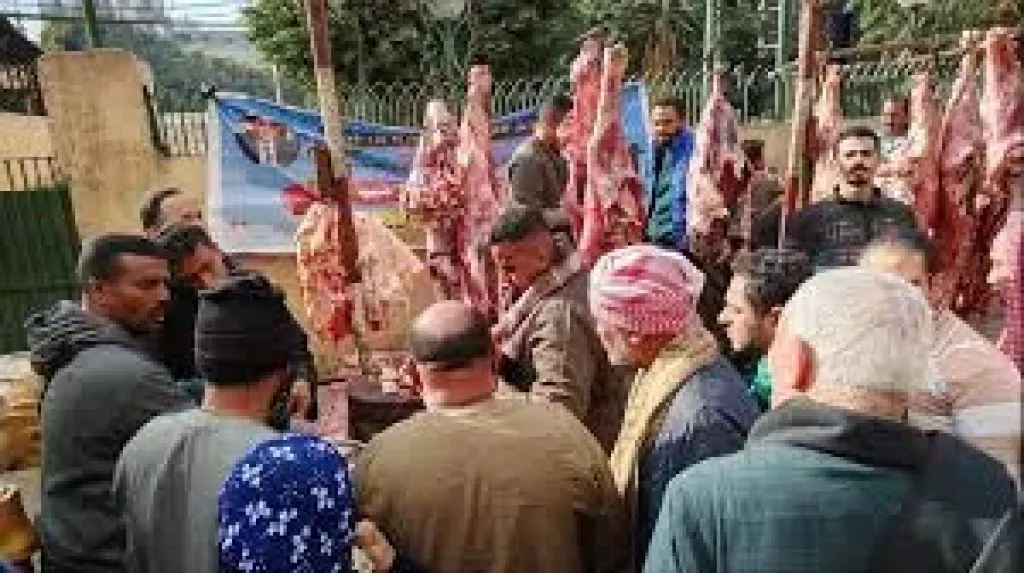 إقبال كبير على منافذ بيع اللحوم البلدية بسعر 290 جنيهًا للكيلو بأسيوط