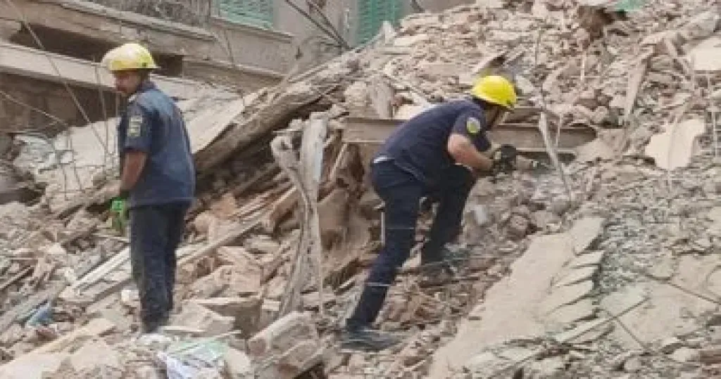 انتشال جثتين من أسفل ركام عقار إمبابة المنهار وعدد المتوفين يرتفع إلى 4 أشخاص