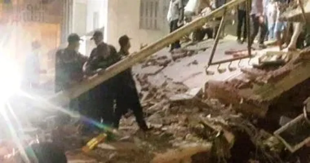 بعد انتشال جثتين.. البحث عن 4 أشخاص مفقودين أسفل ركام عقار إمبابة المنهار