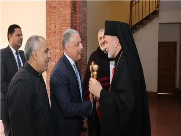 محافظ الإسماعيلية يهنئ الأقباط الكاثوليك بعيد الميلاد المجيد