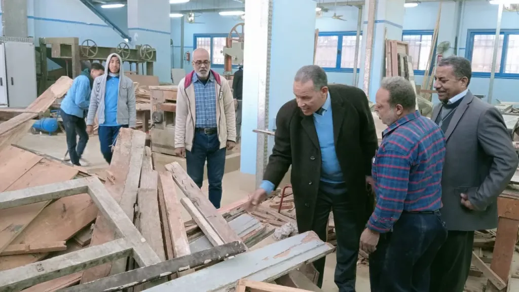 مدير تعليم أسيوط يتفقد المبادرة الرائدة لتدوير الرواكد بمدرستى الميكانيكية والزخرفة