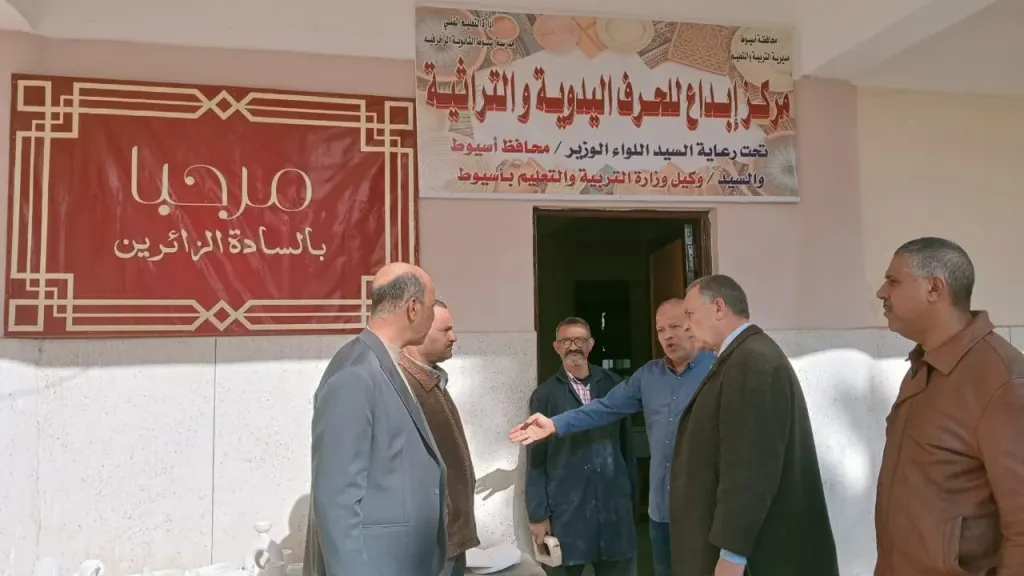 مدير تعليم أسيوط يتابع تجهيز مركز ” إبداع ” للحرف اليدوية والتراثية تمهيدا لافتتاحه