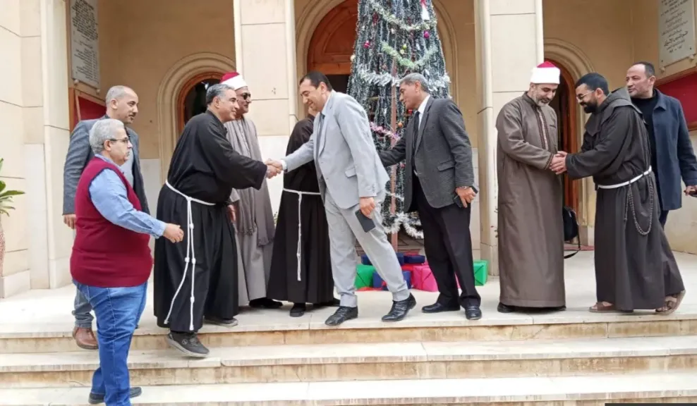 بطيشة وعمر وعبد العظيم على رأس وفد لتهنئة كنيسة الفرنسيسكان بـ”عيد الميلاد” بكفر الدوار