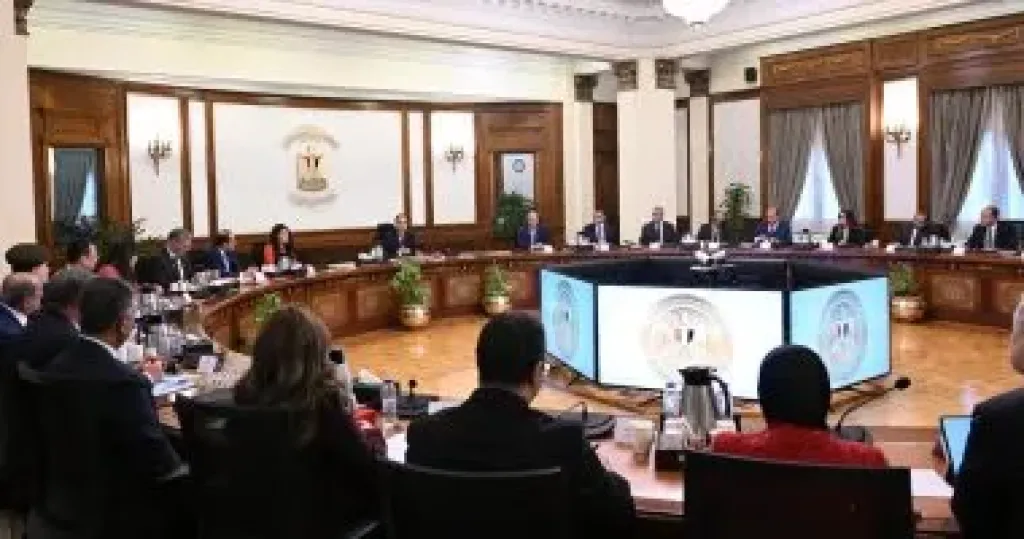رئيس الوزراء يتابع موقف تسليم وتشغيل المشروعات المنفذة بأولى مراحل حياة كريمة